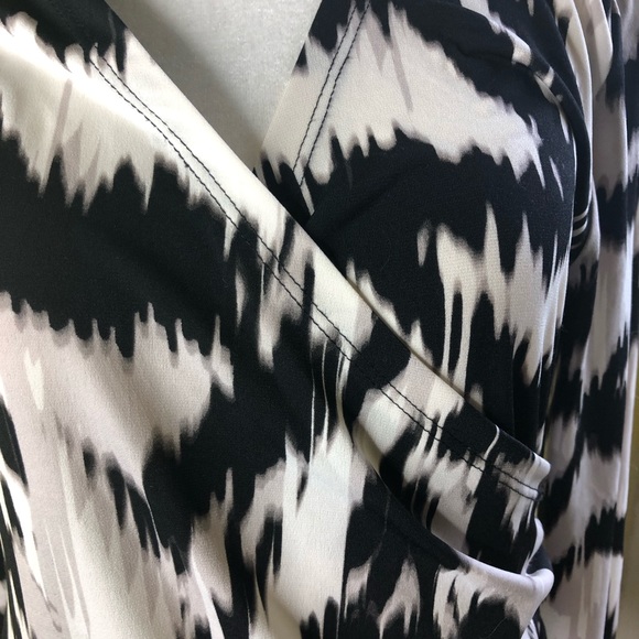 New Woman’s Jennifer Lopez V Necked Top! NWOT!! - Picture 6 of 11